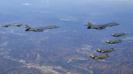 South Korean and US jets accompanying American B-1B bombers strategic bombers.