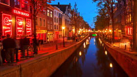 Il quartiere a luci rosse di Amsterdam reprime la cannabis