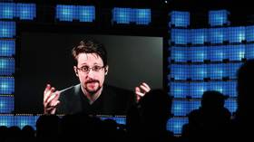 Le etichette di Snowden UFO fanno impazzire una distrazione