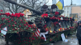 Berliners bring flowers to blown-up Russian tank (VIDEO)