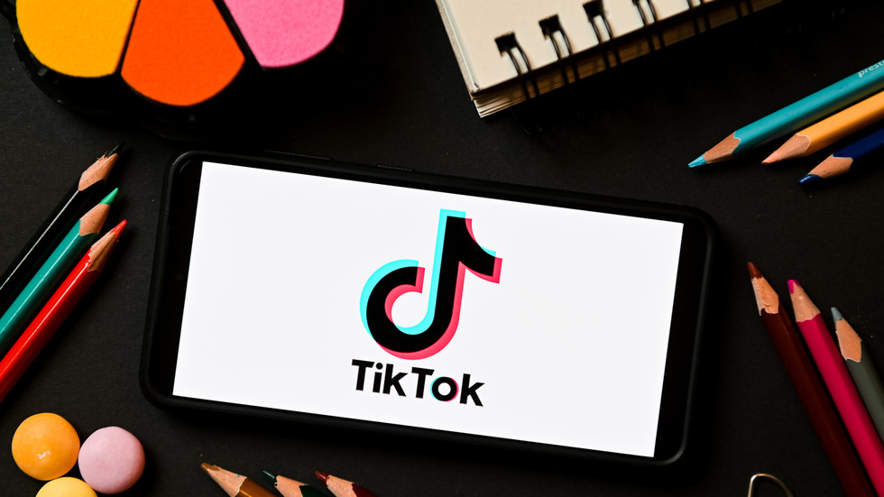 TikTok sets screen time limit — RT World News