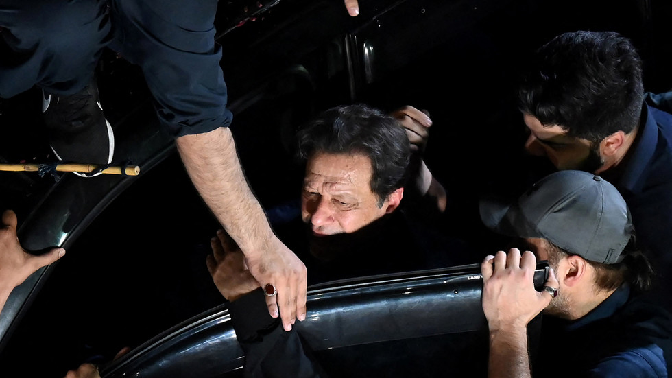 The former Pakistani prime minister reacts to the arrest attempt