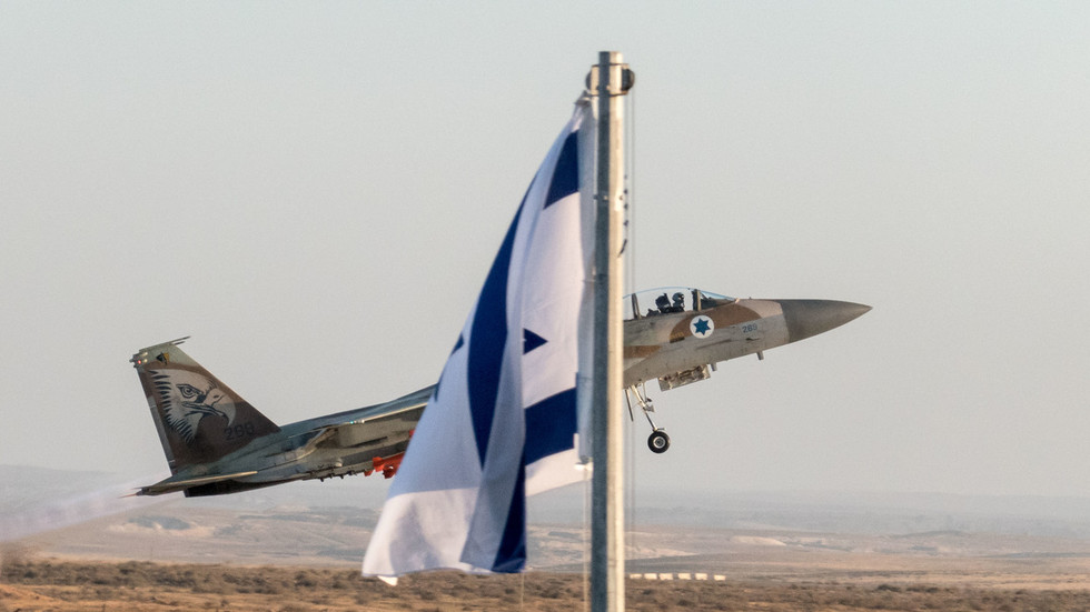Elite air force pilots join protests in Israel — RT World News