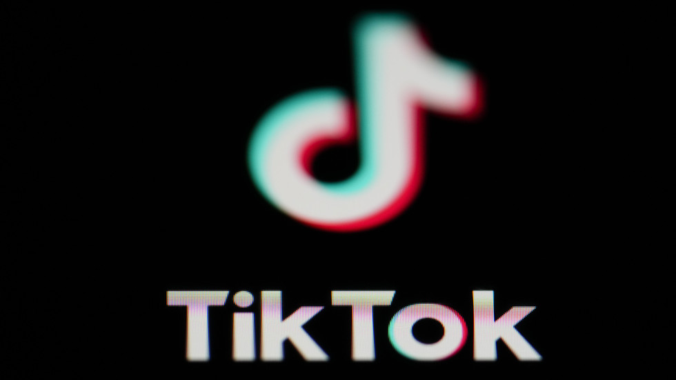EU state bans TikTok from government devices — RT World News