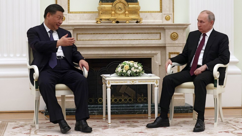 Xi invites Putin to visit China