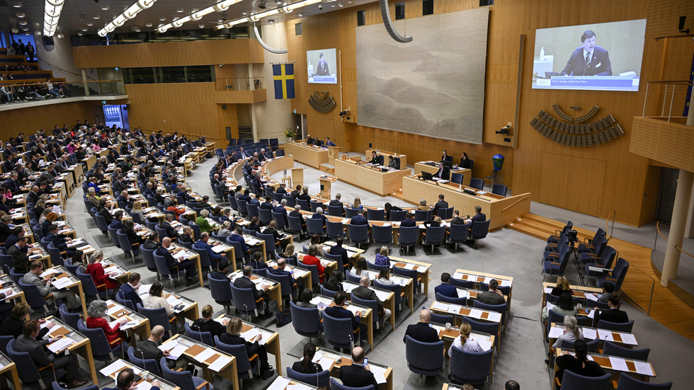 Sweden holds NATO vote — RT World News