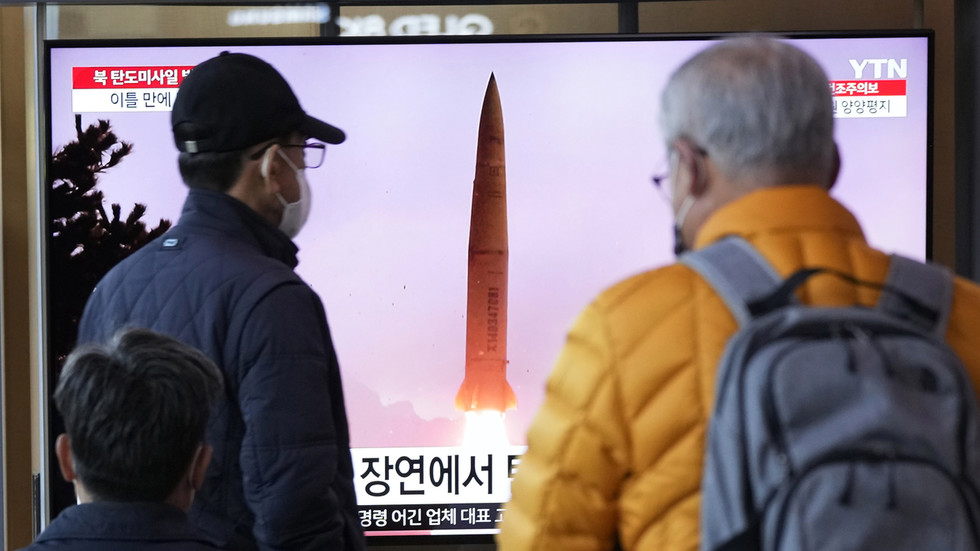 North Korea issues nuclear warning — RT World News