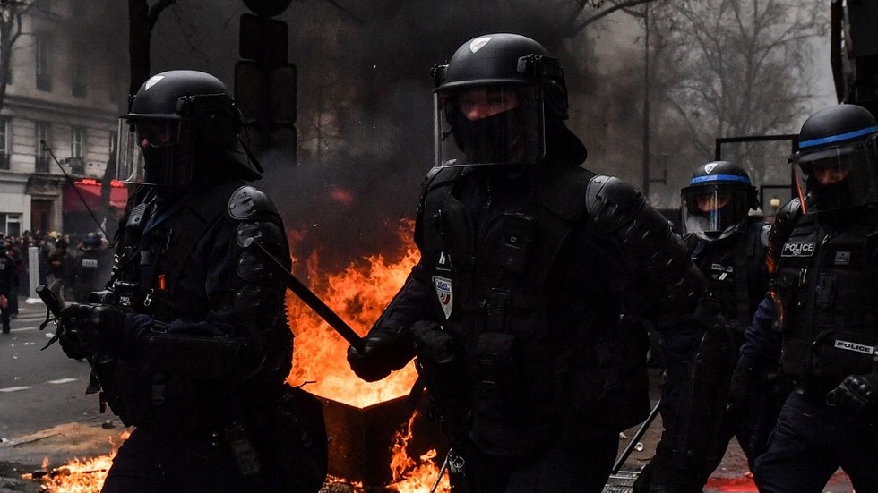 Paris protest turns violent (VIDEOS) — RT World Information