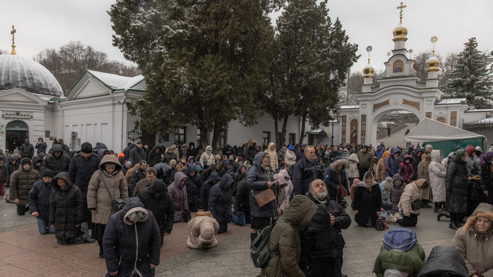 https://www.rt.com/russia/573826-ukraine-kiev-lavra-standoff/Tensions soar in Kiev over iconic Christian monastery (VIDEO)