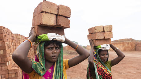 Apple workers in India will work longer hours &ndash; Financial Times