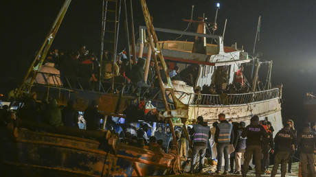 More than 1,600 migrants brought to Italy in one night