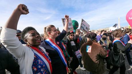 French government survives no-confidence votes