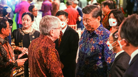 FILE PHOTO. Wearing traditional shirts, Thomas Bach (center, left), IOC president, and Xi Jinping (center, right), president of the People's Republic of China, attend dinner on the sidelines of the G20 summit.