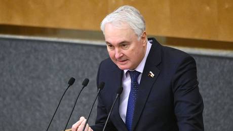Российский депутат дает обещание призывникам