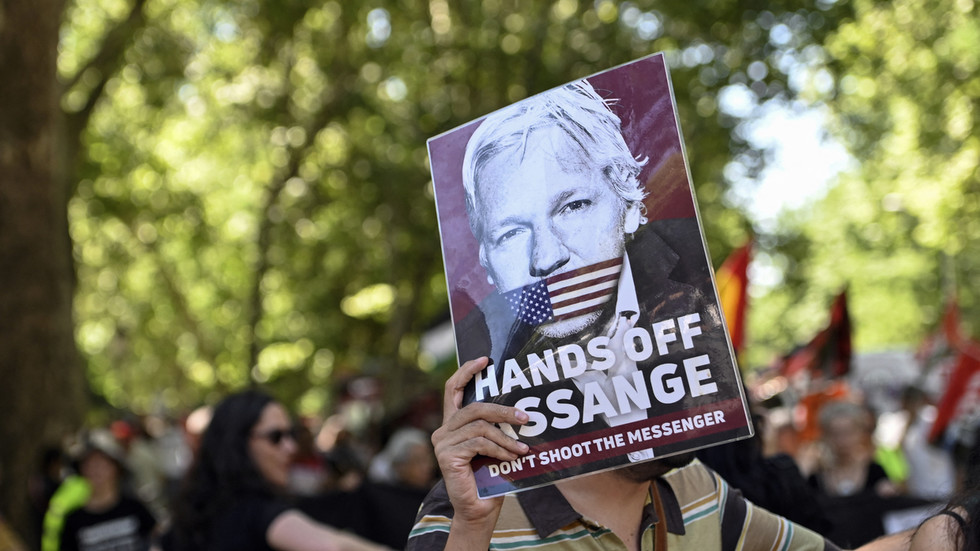 Newspaper reveals how CIA spied on Assange — RT World News