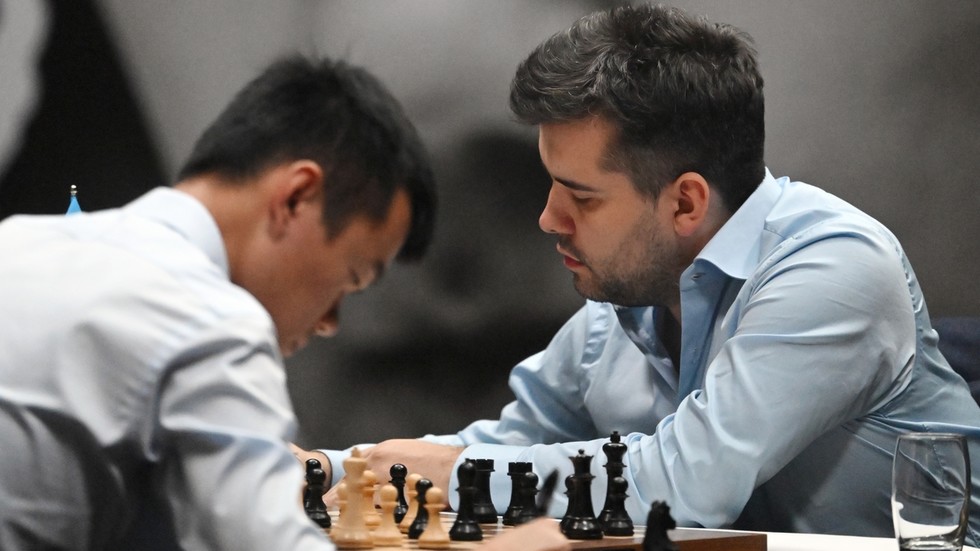 Russian chess star edges ahead in world title tussle 