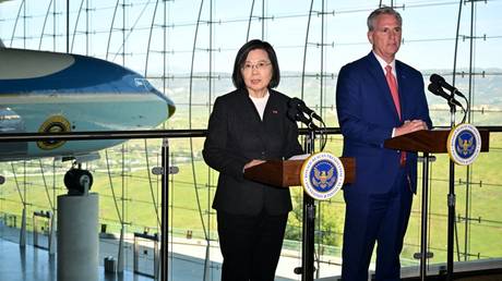 US House speaker Kevin McCarthy (R) and Taiwanese President Tsai Ing-wen speak to the press in Simi Valley, California.