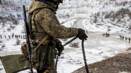 FILE PHOTO. A Ukrainian Army soldier unloads ammunition for a belt-fed machine gun