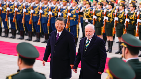 Brazilian President Luiz Inacio Lula da Silva (R) inspects an honor guard with Chinese President Xi Jinping during a welcome ceremony held outside the Great Hall of the People on April 14, 2023 in Beijing, China