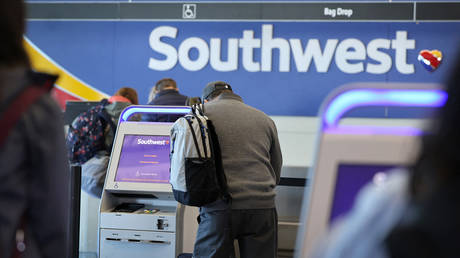 US airline grounds all flights due to tech glitch