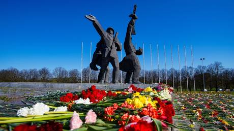 File photo: Flowers laid at the monument to Liberators in Victory Park in Riga on May 9, 2021.