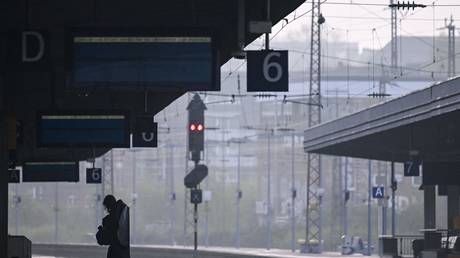 German railways and airports paralyzed by strikes