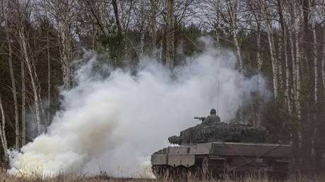 Polish and Ukrainian soldiers train on a Leopard 2 tank on February 13, 2023, Swietoszow military base, Poland