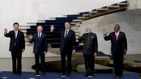 From left to right, China's President Xi Jinping, Russia's President Vladimir Putin, Brazil's President Jair Bolsonaro, India's Prime Minister Narendra Modi and South Africa's President Cyril Ramaphosa pose for the photo of leaders of the BRICS, Nov. 14, 2019, Brazil.