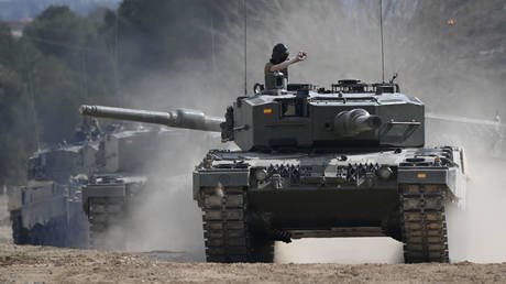 Ukrainian troops receive armoured manoeuvre training on German-made Leopard 2 battle tanks at the Spanish army's training centre in Zaragoza.