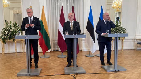 Latvian President Egils Levits (m.) and his counterparts from Lithuania and Estonia, Gitanas Nauseda (l.) and Alar Karis (r.).