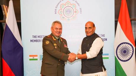 Russian and Indian defense ministers Sergey Shoigu and Rajnath Singh in New Delhi, April 28, 2023.