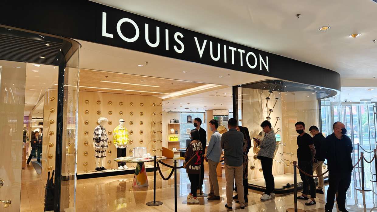 LVMH becomes the first European company surpass $500 billion in