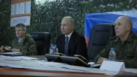 Putin visits command posts near frontline