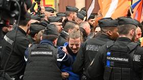 Demonstranten riskeren de gevangenis omdat ze Macron uit de weg hebben geruimd
