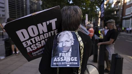 FILE PHOTO: Protesters in the UK demand Julian Assange’s immediate release.
