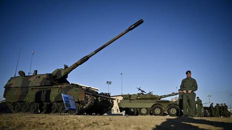 Italian soldiers stand in formation in front of a self-propelled howitzer during a ceremony at the Novo Selo military ground in Bulgaria, October 17, 2022