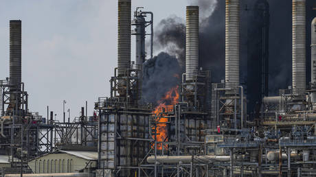 Blaze erupts at Texas chemical plant (VIDEOS)