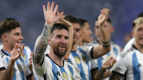 Lionel Messi of Argentina and teammates celebrate with the FIFA World Cup trophy after a friendly match between Argentina and Curaçao at Estadio Unico Madre de Ciudades on March 28, 2023 in Santiago del Estero, Argentina.