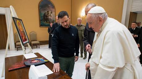Vladimir Zelensky and Pope Francis exchange gifts during a meeting at the Vatican, May 13, 2023