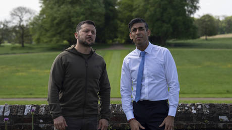 British Prime Minister Rishi Sunak and Ukrainian President Vladimir Zelensky are seen at the PM's official residence in Aylesbury, England, May 15, 2023.