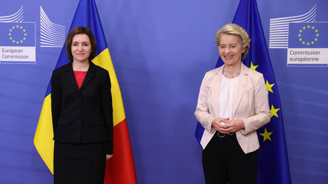 FILE PHOTO: Moldovan President Maia Sandu and President of the European Commission Ursula von der Leyen, December 15, 2021.