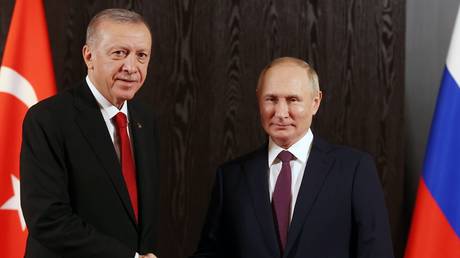 Vladimir Putin (r) shakes hands with Recep Tayyip Erdogan at the Shanghai Cooperation Organisation summit in Samarkand, Uzbekistan, September 16, 2022