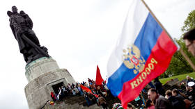 German court reimposes ban on Russian flag