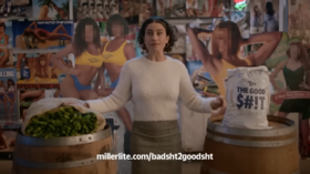 Miller nettoie une publicité féministe «réveillée» après un contrecoup