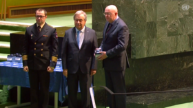 Un soldat de la paix russe reçoit une médaille de l'ONU