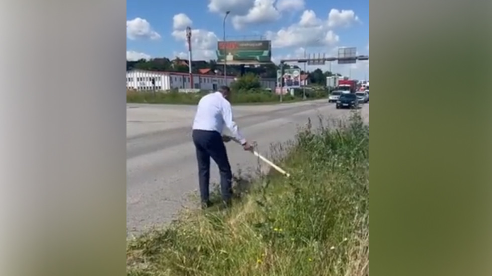 https://www.rt.com/information/578937-bosnian-serb-president-landscaping/President mows roadside grass in uncommon protest (VIDEO)