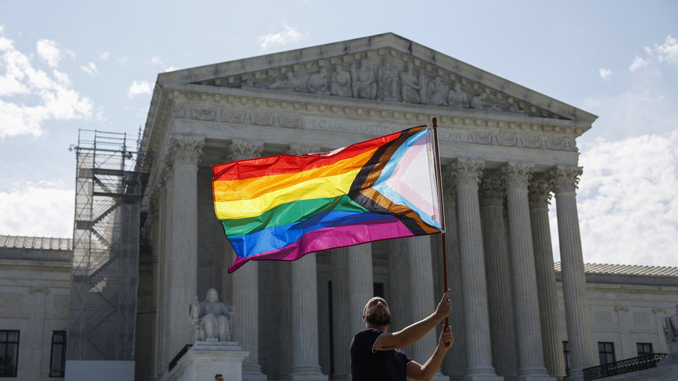 https://www.rt.com/information/579011-supreme-court-lgbt-weddings/US Supreme Courtroom guidelines in landmark LGBTQ case