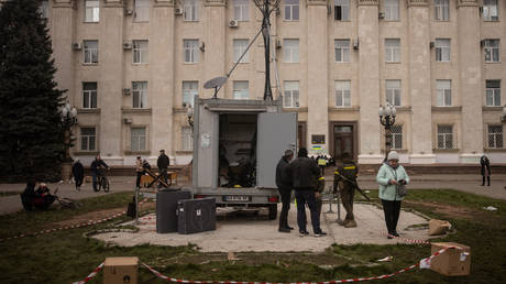 FILE PHOTO: Ukrainian forces deploy a Starlink device and a mobile cell tower in Kherson, October 2022.