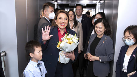 Latin American leader visits China after severing Taiwan ties