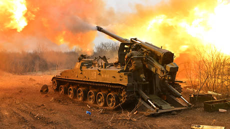 FILE PHOTO: Russian servicemen fire a 2S5 Giatsint-S self-propelled howitzer towards Ukrainian positions in the course of Russia's military operation in Ukraine.